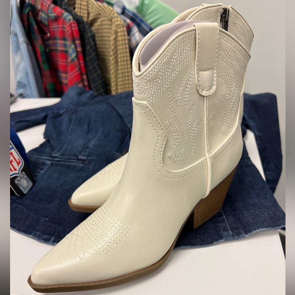 Booties 7.5 white with western stitching